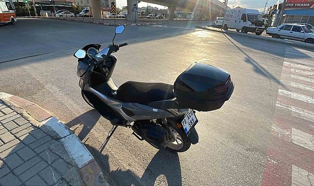 Kırmızı ışıkta duran motosiklete otomobil çarptı: 1 polis yaralandı
