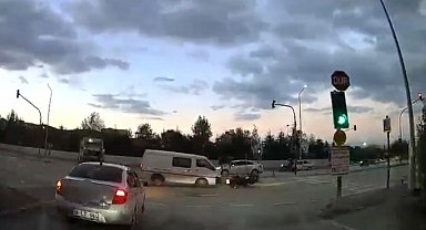 Kırmızı ışıkta geçen kamyonet motosiklete çarptı: Sürücü yerde sürüklendi