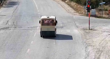 Kırmızı ışıkta geçip polisleri görünce yön değiştiren sürücü polis dronundan kaçamadı