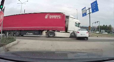 Kırmızı ışıkta kavşağa dalan tır otomobile çarptı: 2 yaralı