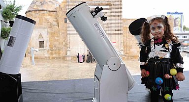Kırşehir'de Cacabey Medresesi önünde bilim ve astronomi buluşması