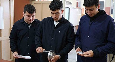 Kırşehir'de meslek lisesi öğrencileri endüstriyel robot kol üretimine başladı