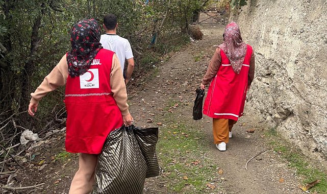 Kızılay'dan çocuklara oyuncak ve giysi yardımı
