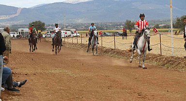 Kızılcabölük Rahvan At Yarışları'nda kıyasıya rekabet yaşandı