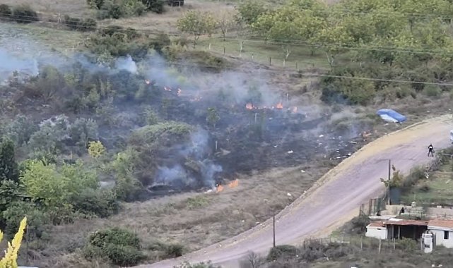 Kocaeli'de mezarlık yakınındaki yeşillik alanda yangın çıktı