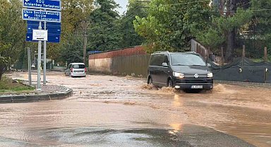 Kocaeli'de sağanak yağış hayatı felç etti: Ev, depo ve seraları su bastı