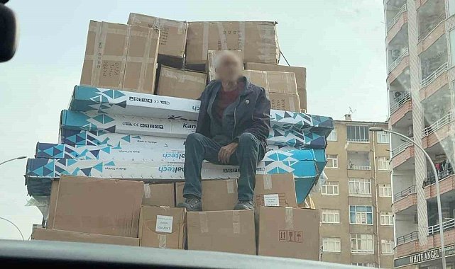 Kolilerin üzerinde oturarak canını hiçe saydı