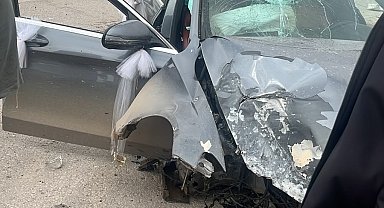 Kontrolden çıkan araç direğe çarparak karşı şeride geçti: 1 yaralı