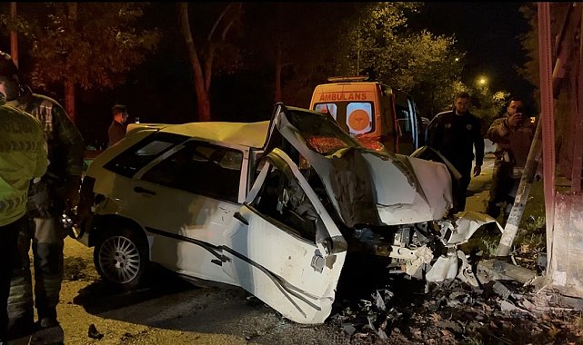 Kontrolden çıkan araç duvara çarptı… Sıkıştığı araçtan böyle kurtarıldı