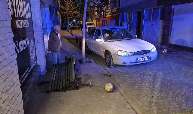 Kontrolden çıkan otomobil bankta oturan 2 çocuğa çarptı