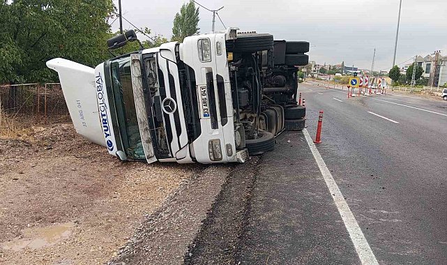 Kontrolden çıkan tır yan yattı