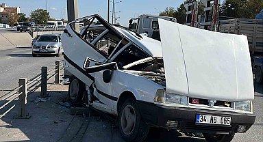 Kontrolden çıkan Tofaş refüje çarptı: 4 yaralı