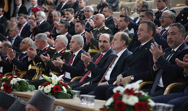 Konya'da Cumhuriyet Bayramı düzenlenen törenle kutlandı