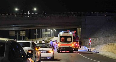 Köprüye çıkarak intihara kalkışan genci jandarma kurtardı