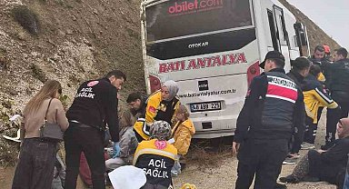 Korkuteli-Fethiye yolunda midibüs kazası: 9 yaralı