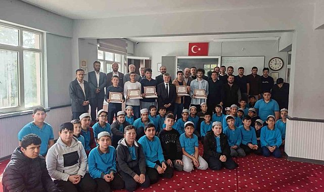 Korkuteli'nde erkek hafızların belge sevinci