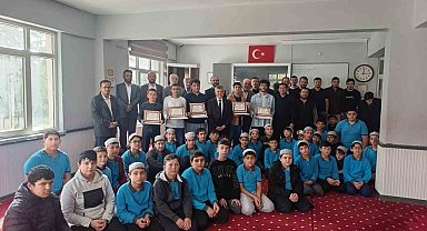Korkuteli'nde erkek hafızların belge sevinci