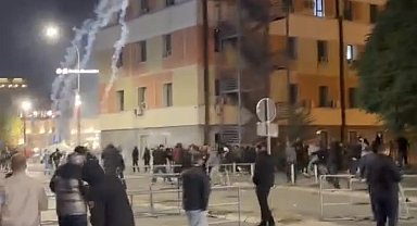 Kosova'da protestocular ile polis karşı karşıya geldi