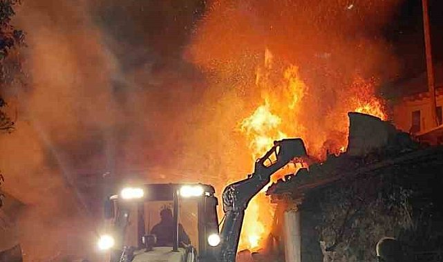 Köy evi yanarak kullanılmaz hale geldi