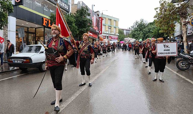 Kozan'da 10. İsmet Atlı Karakucak Güreşleri yağmura rağmen kortej yürüyüşüyle başladı