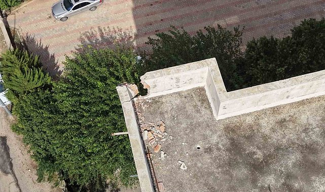 Kozan'da apartmana düşen yıldırımın oluşturduğu hasar dronla görüntülendi