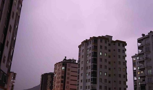 Kozan'da şimşekler geceyi aydınlattı