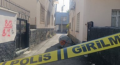 Kozan'da su deposuyla birlikte ikinci kattan düşen adam hayatını kaybetti