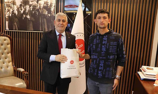 KPSS'ye girerken tezgahına bıraktığı not ile gündem olan simitçiye anlamlı kabul