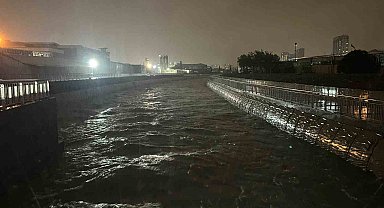 Küçükçekmece'de Ayamama Deresi taşma noktasına geldi