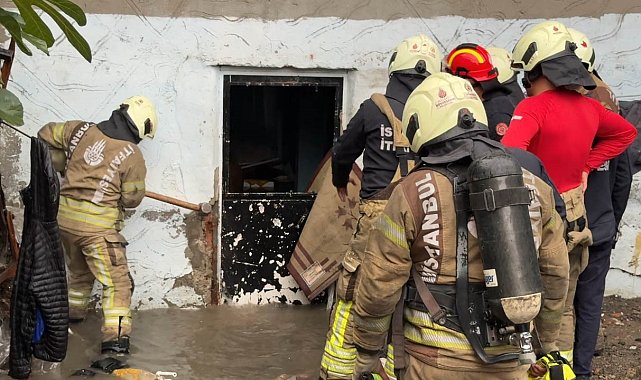 Küçükçekmece'de evi suyu basan adam itfaiye ekipleri tarafından kurtarıldı