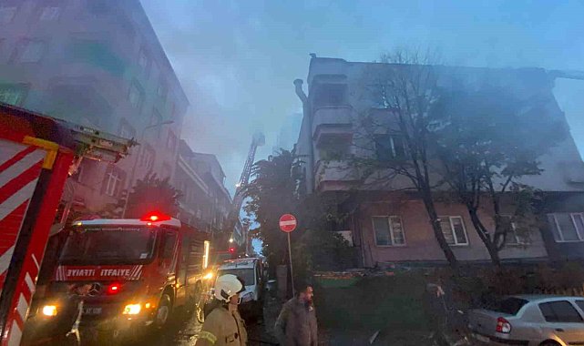Küçükçekmece'de iş yerinin çatısı alevlere teslim oldu
