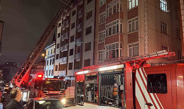 Küçükçekmece'de kentsel dönüşüm kapsamında boşaltılan 7 katlı binanın çatısında yangın