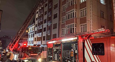 Küçükçekmece'de kentsel dönüşüm kapsamında boşaltılan 7 katlı binanın çatısında yangın