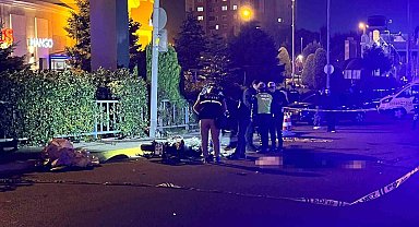 Küçükçekmece'de motosiklet otomobille çarpıştı: 1 ölü, 1 yaralı