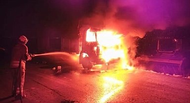 Kumlu'da araç alevlere teslim oldu