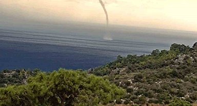 Kumluca'da sağanak etkili oldu, denizde çıkıp karaya ulaşan hortum seralara zarar verdi