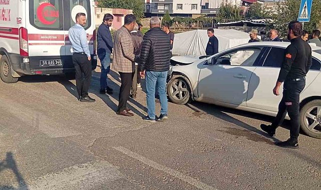 Kurtalan'da otomobil ile hafif ticari araç çarpıştı: 3 yaralı
