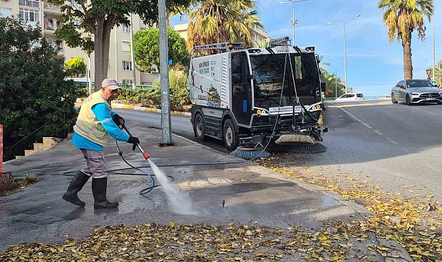 Kuşadası'nda cadde temizliği aralıksız sürüyor