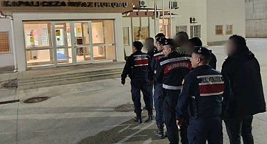 Kuşadası'nda durdurulan minibüsten 20 düzensiz göçmen çıktı