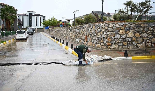Kuşadası'nda mazgallar taşkınlara karşı temizlendi