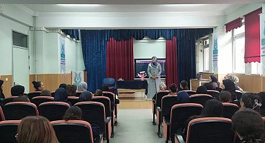 Kütahya Akşemsettin Kız Anadolu İmam Hatip Lisesi'nde "Peygamberimiz ve Aile" konulu seminer