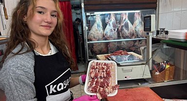 Kütahya'da 18 yaşındaki usta genç kız, kasaplık hünerleriyle dikkat çekiyor