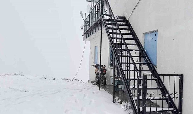 Kütahya'da 2 bin 120 rakımlı Akdağ Yaylası'na mevsimin ilk karı yağdı