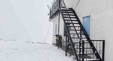 Kütahya'da 2 bin 120 rakımlı Akdağ Yaylası'na mevsimin ilk karı yağdı