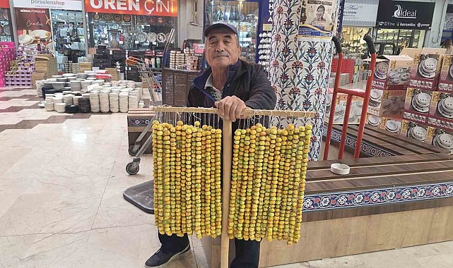 Kütahya'da dağlardan toplanan alıç tezgahlardaki yerini aldı