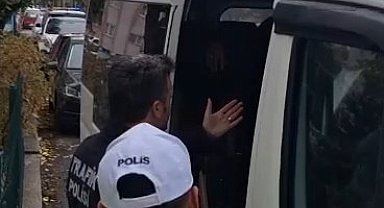 Kütahya'da dur ihtarına uymayan servis şoförü öğrencileri araçta bırakıp kaçtı