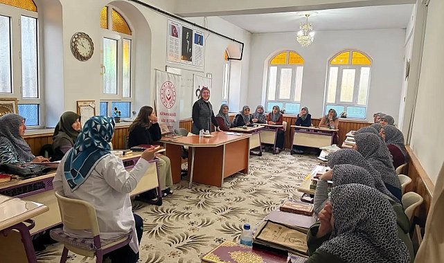 Kütahya'da Kız Kur'an Kursu kursiyerlerine yaşam boyu öğrenme ve dijital okuryazarlık eğitimi