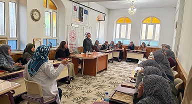 Kütahya'da Kız Kur'an Kursu kursiyerlerine yaşam boyu öğrenme ve dijital okuryazarlık eğitimi
