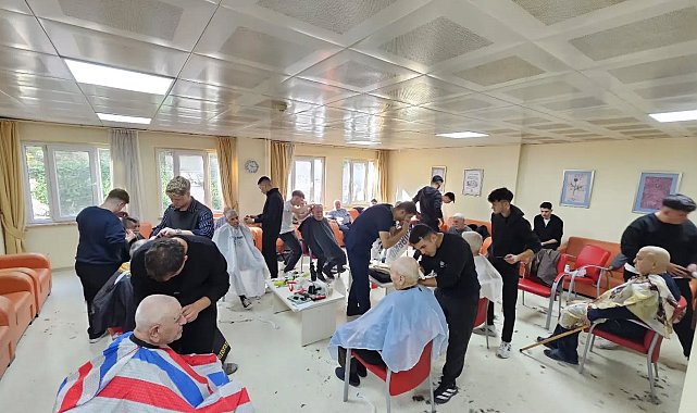 Kütahya'da kuaförlük öğrencilerinden huzurevi sakinlerine anlamlı ziyaret