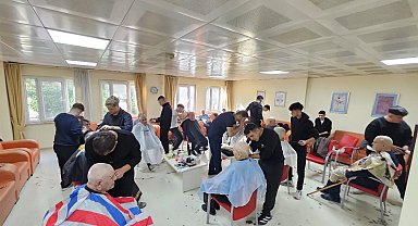 Kütahya'da kuaförlük öğrencilerinden huzurevi sakinlerine anlamlı ziyaret